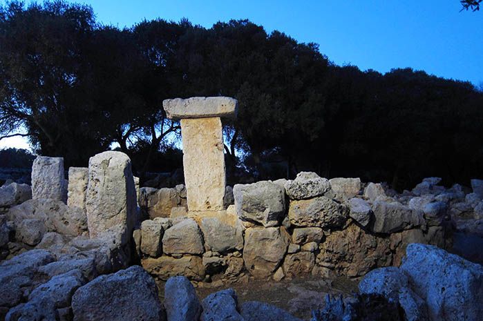 Taula de Binissafuller. Menorca talaiòtica.