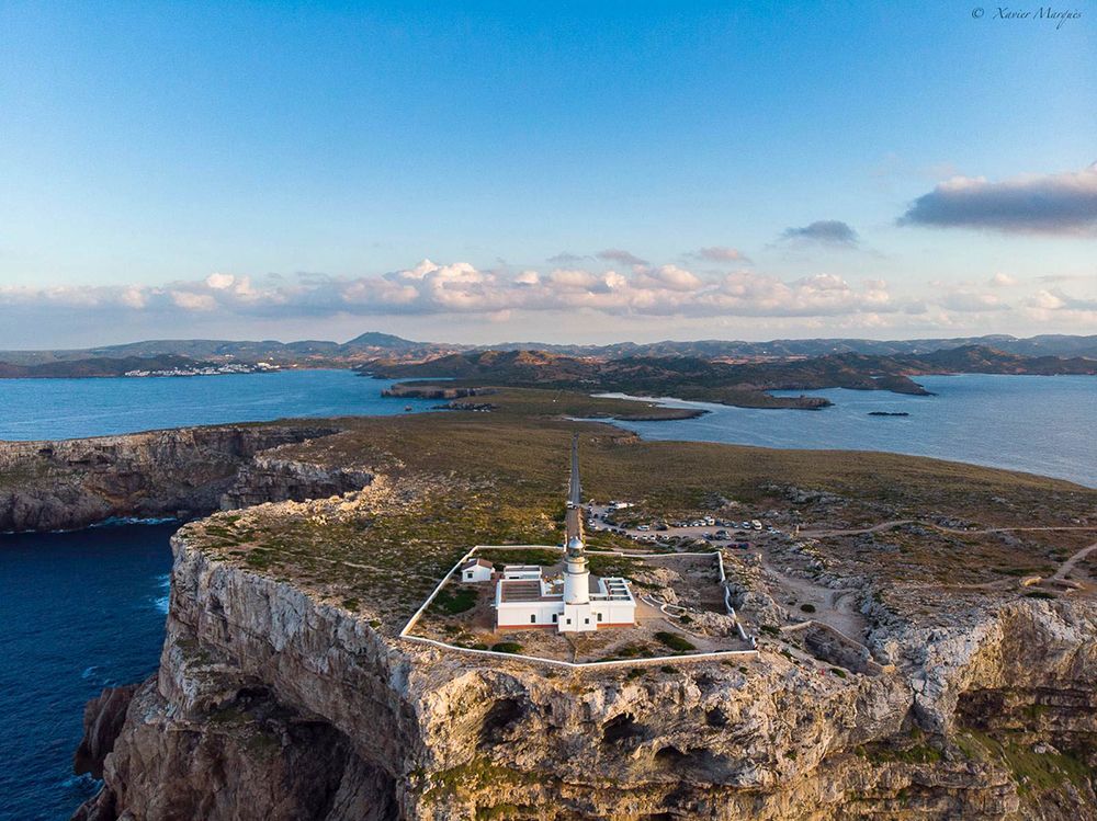 Foto aérea del cabo de Cavalleria con el faro en primer plano. Menorca