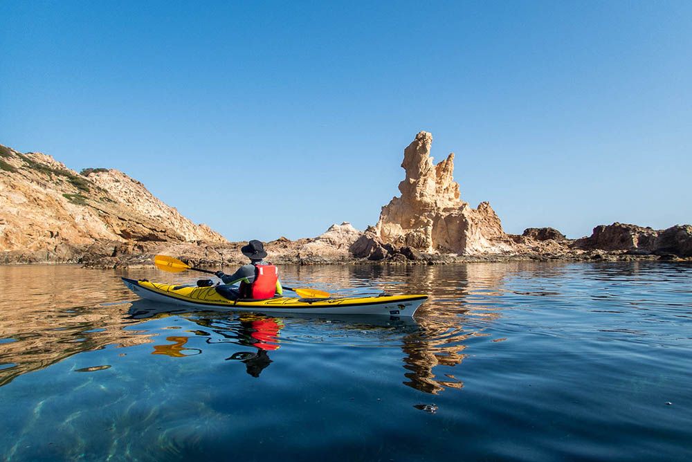 Kayak por los escollos de cala Pregonda. Menorca