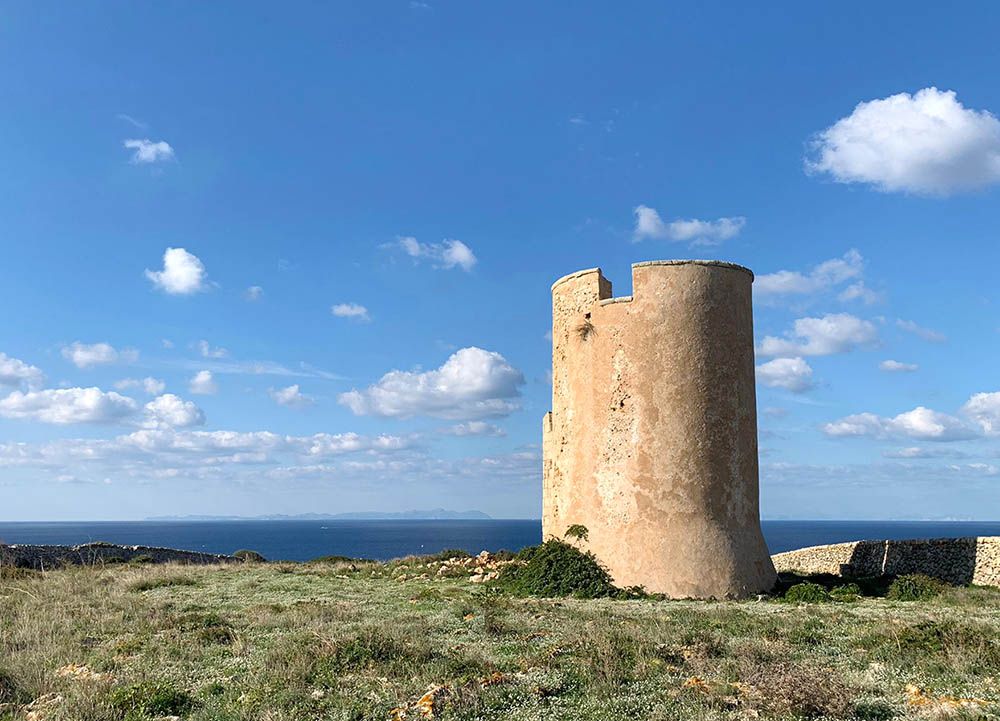 Talaia de Bajolí amb Mallorca al fons. Ciutadella de Menorca