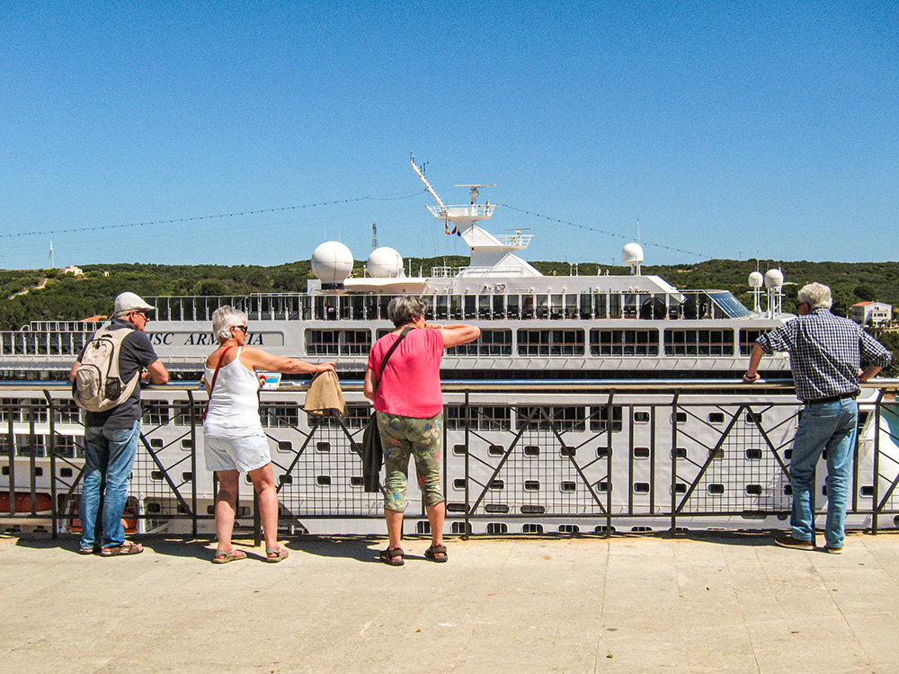 Turistes mirant un creuer des d'un mirador del port de Maó. Menorca Turistes mirant un creuer des d'un mirador del port de Maó. Menorca